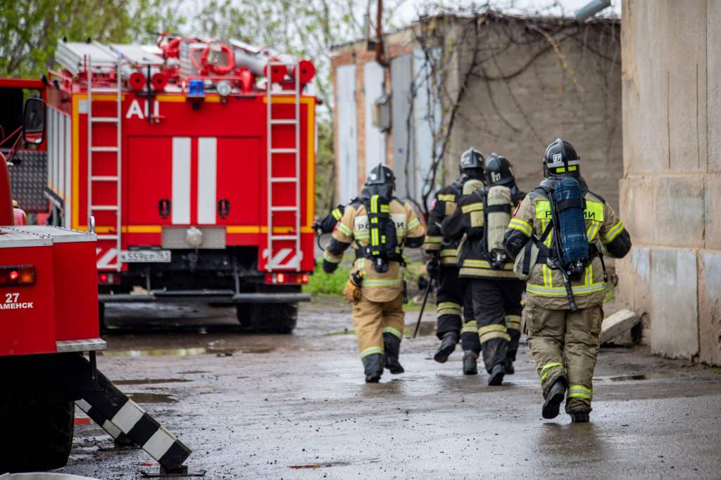 Фото пожарных. Пожарно-спасательный Гарнизон. Пожарные на тушении. Пожарный состав.